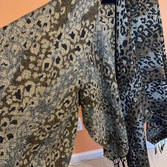One Size Leopard shawl with fringe - Picture 3 of 6